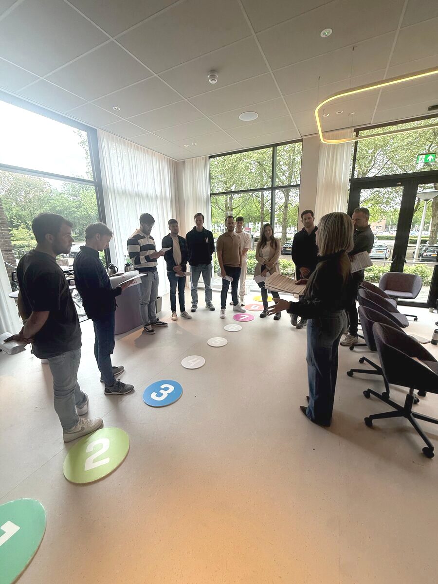 Facilitatie-oefening met genummerde vloermarkeringen