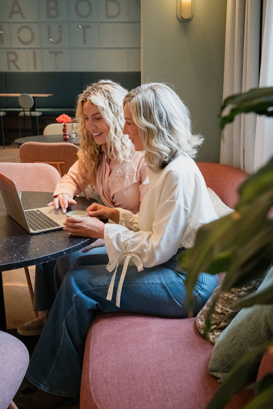 Iris en Kiki samen aan het werk